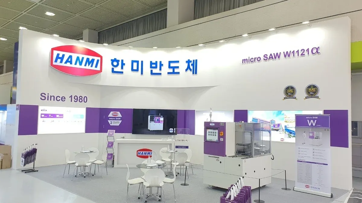 한미반도체의 웨이퍼 본딩 장비가 반도체 웨이퍼를 정밀하게 접합하는 모습입니다.